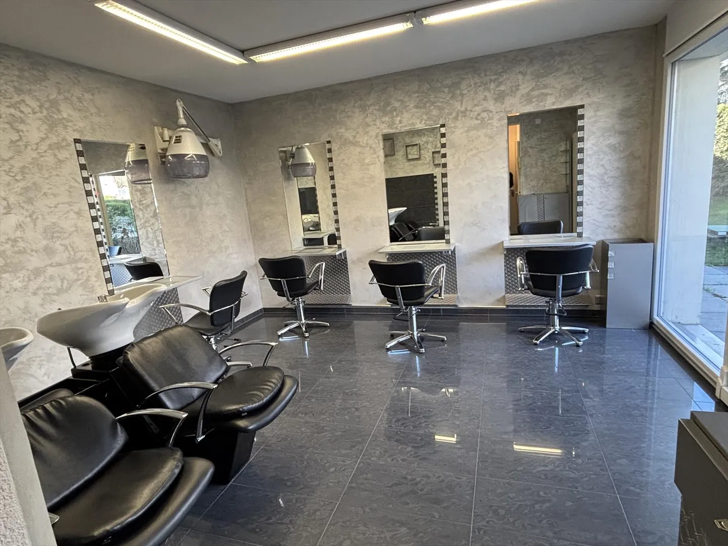 Hairdressing Salon 3 Rooms - Photo 1 of 6
