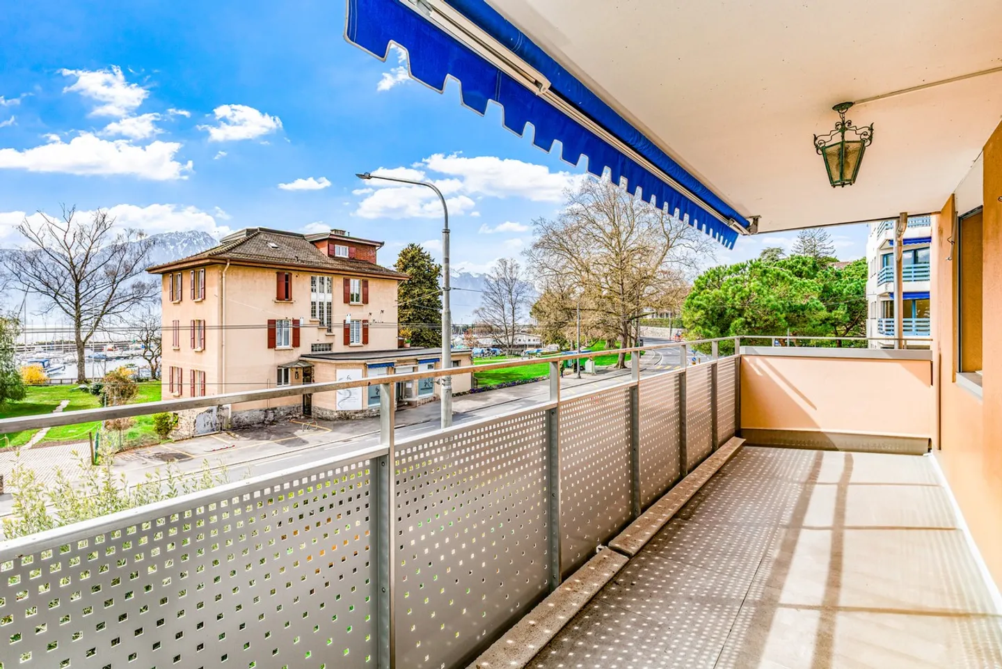 Ampio appartamento con vista lago e a due passi dai servizi! - Foto 11 di 14