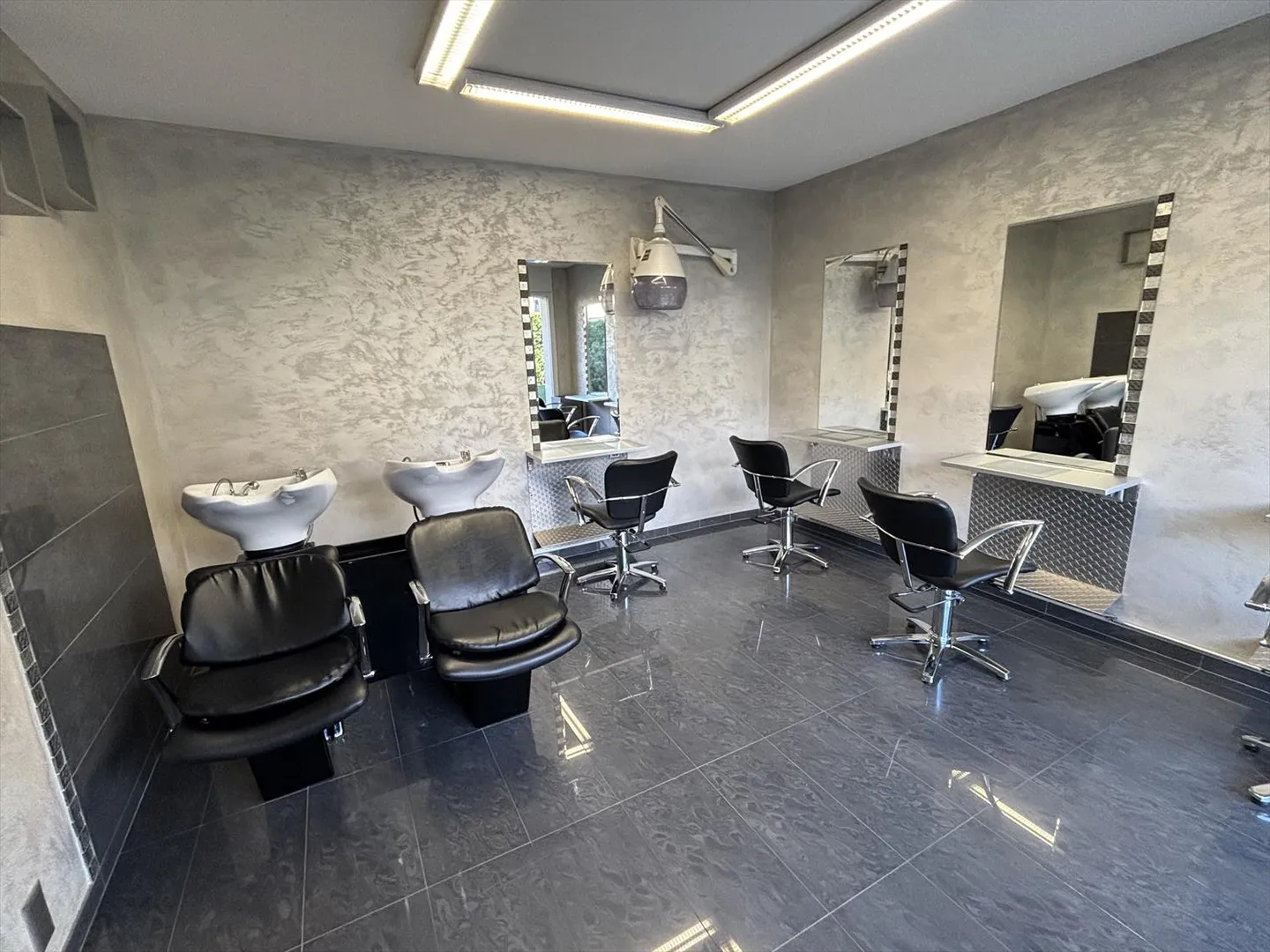 Hairdressing Salon 3 Rooms - Photo 2 of 6