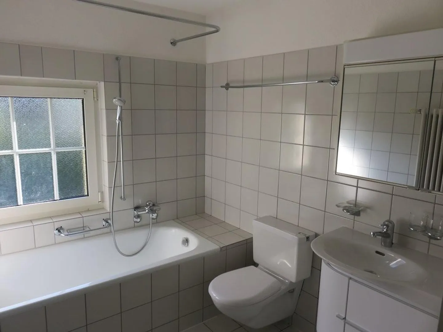 Charming Attic Apartment with Lake View in Zollikon - Photo 8 of 9