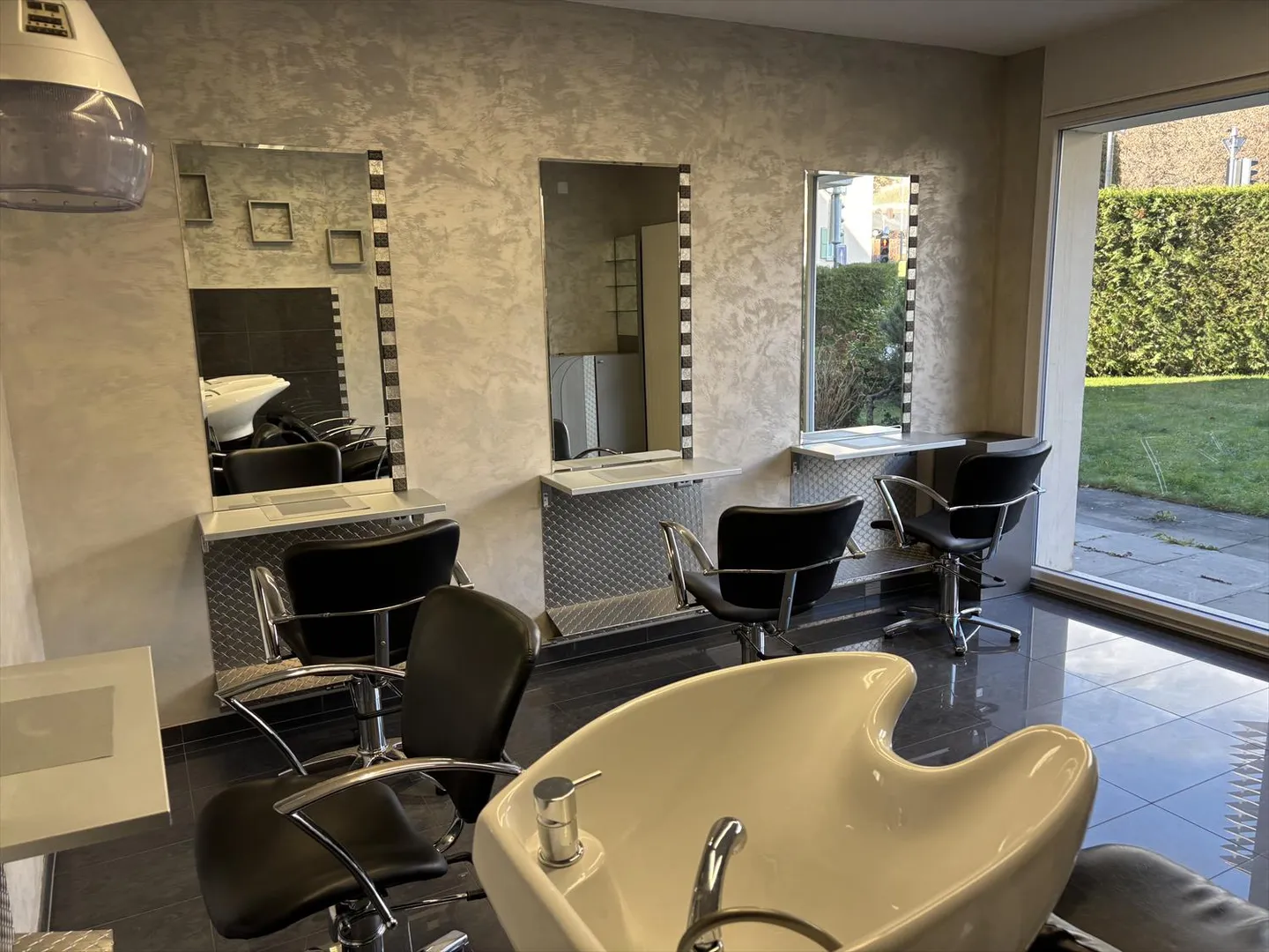 Hairdressing Salon 3 Rooms - Photo 3 of 6