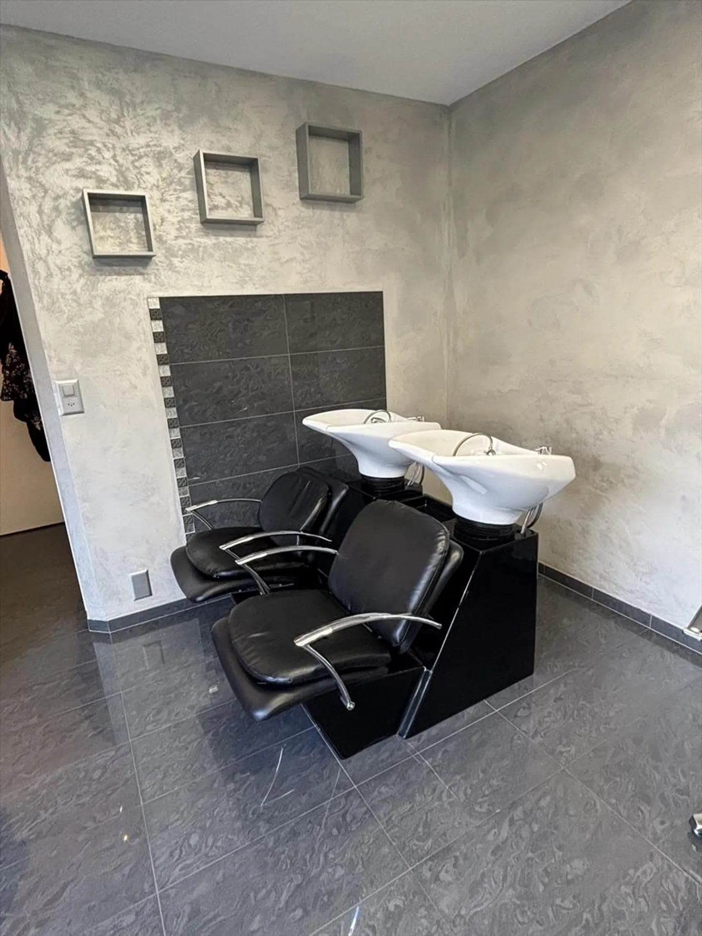 Hairdressing Salon 3 Rooms - Photo 4 of 6