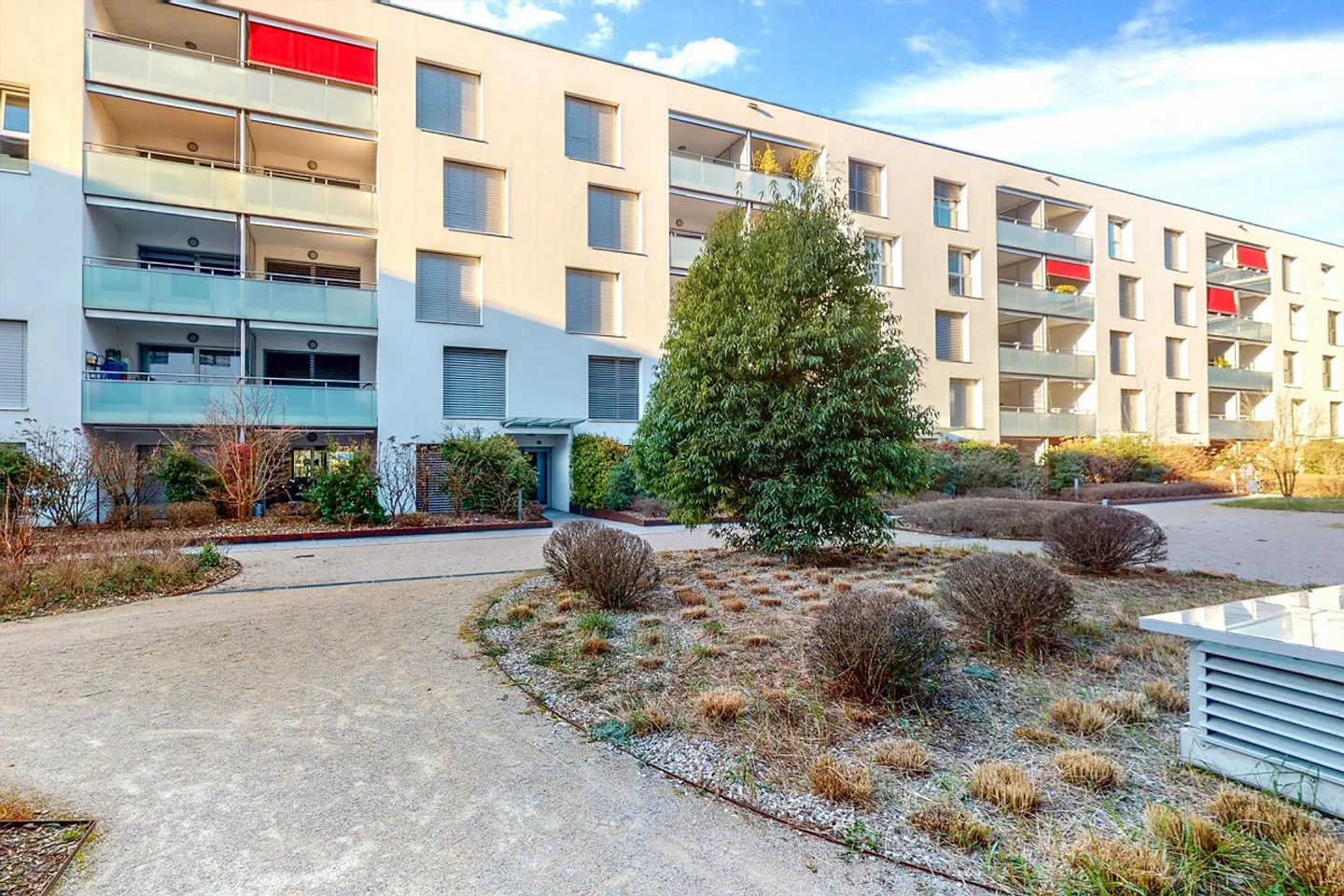 Garage spacieux à louer - Photo 1 sur 1