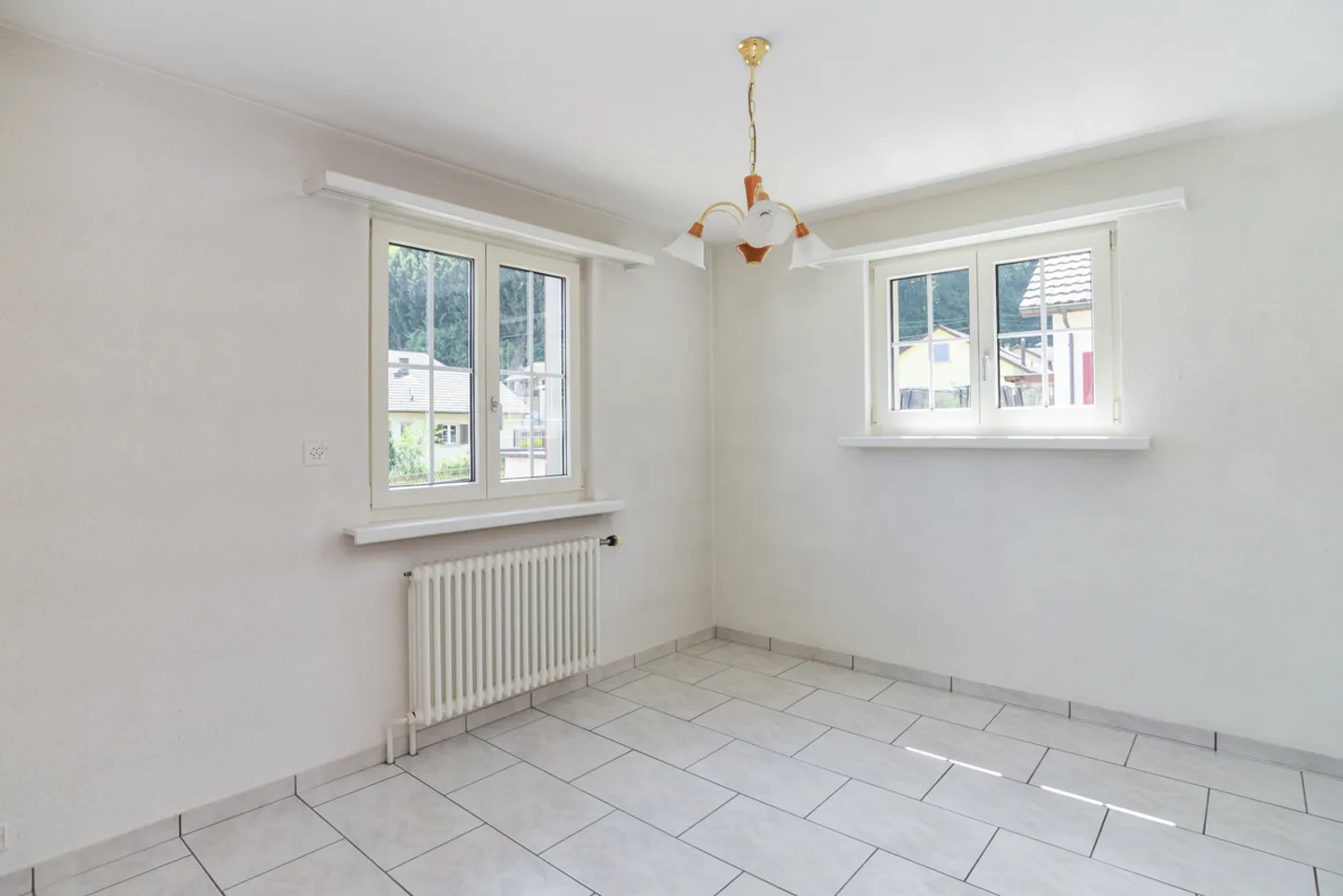 Maison bifamiliale bien entretenue avec de nombreux espaces de stationnement dans un emplacement privilégié - Photo 9 sur 16