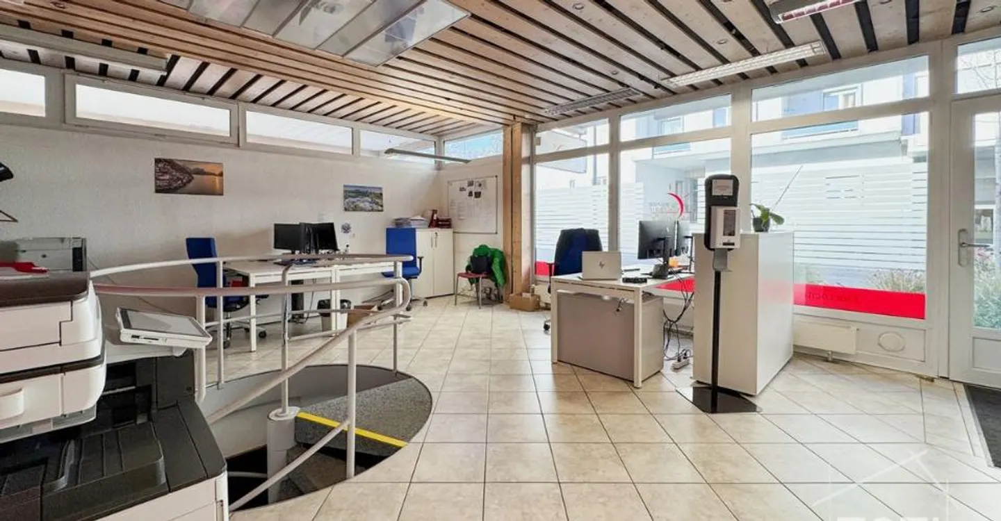 Beautiful showcase with large storage premises in the 1st basement accessible. - Photo 6 of 9