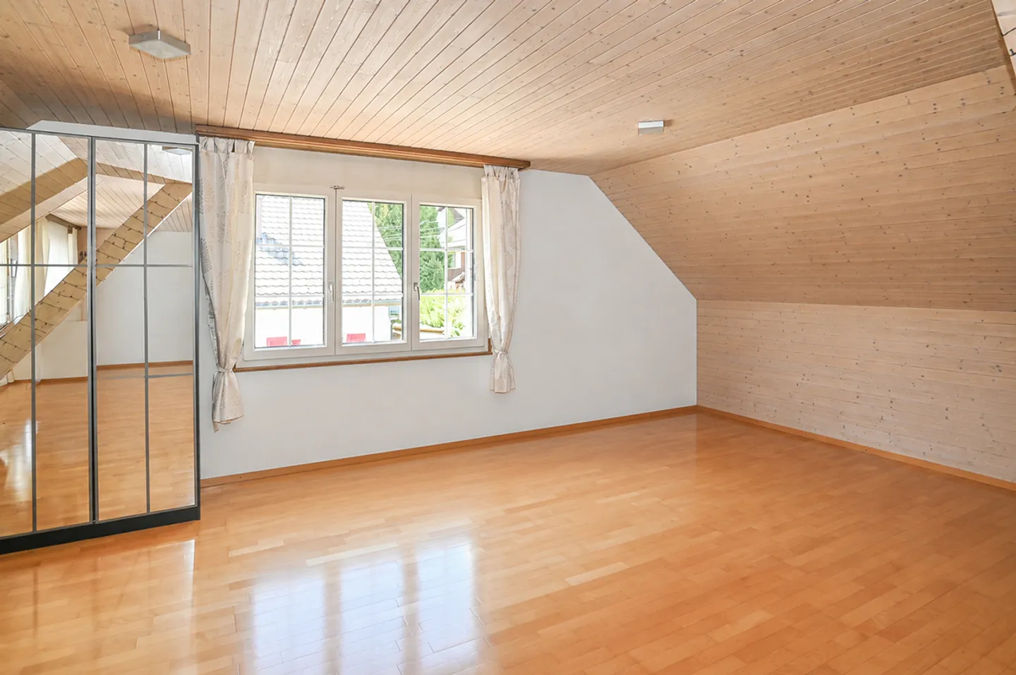 Maison bifamiliale bien entretenue avec de nombreux espaces de stationnement dans un emplacement privilégié - Photo 11 sur 16