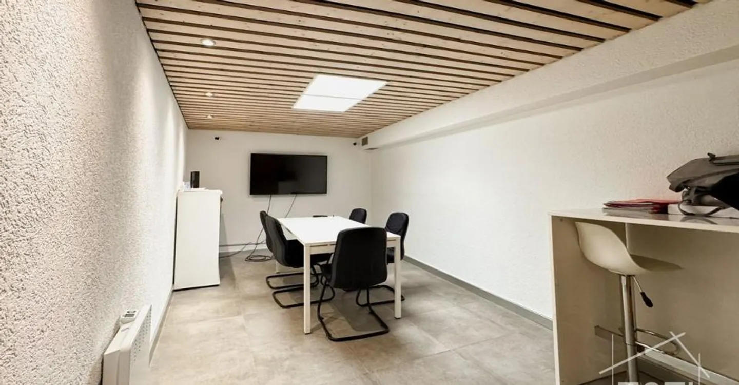 Beautiful showcase with large storage premises in the 1st basement accessible. - Photo 1 of 9