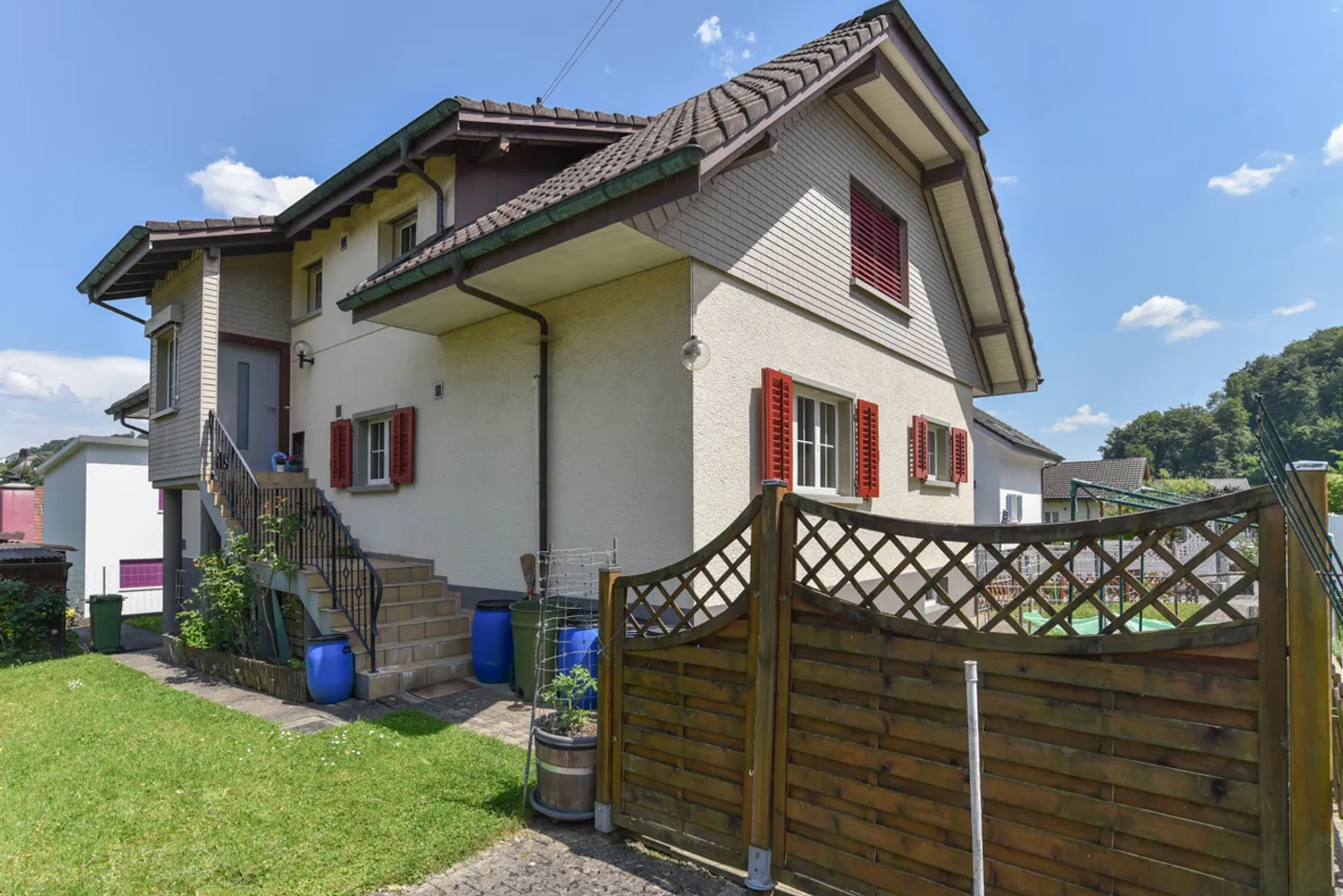 Maison bifamiliale bien entretenue avec de nombreux espaces de stationnement dans un emplacement privilégié - Photo 15 sur 16