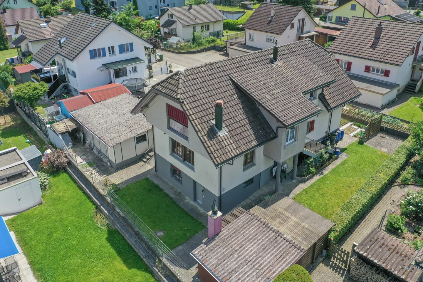 Maison bifamiliale bien entretenue avec de nombreux espaces de stationnement dans un emplacement privilégié - Photo 16 sur 16