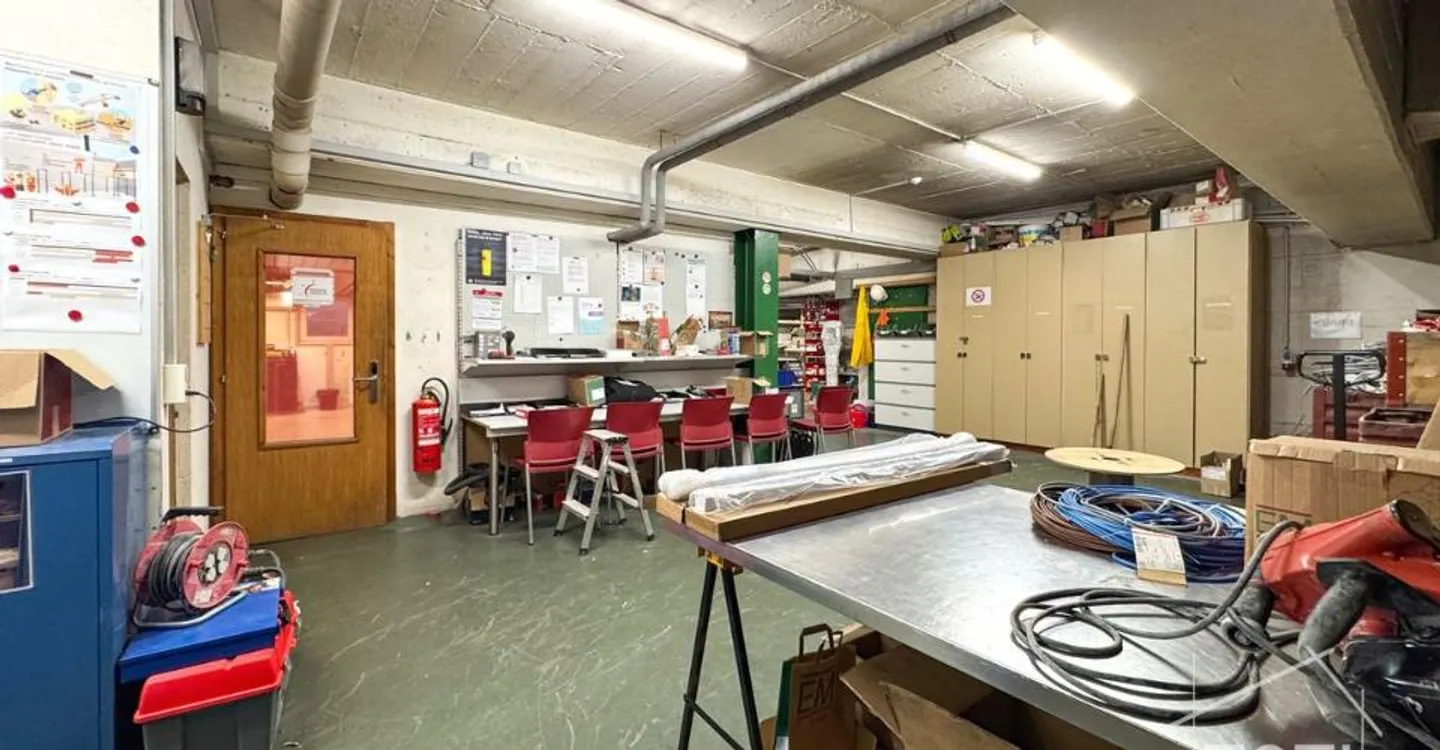 Beautiful showcase with large storage premises in the 1st basement accessible. - Photo 2 of 9