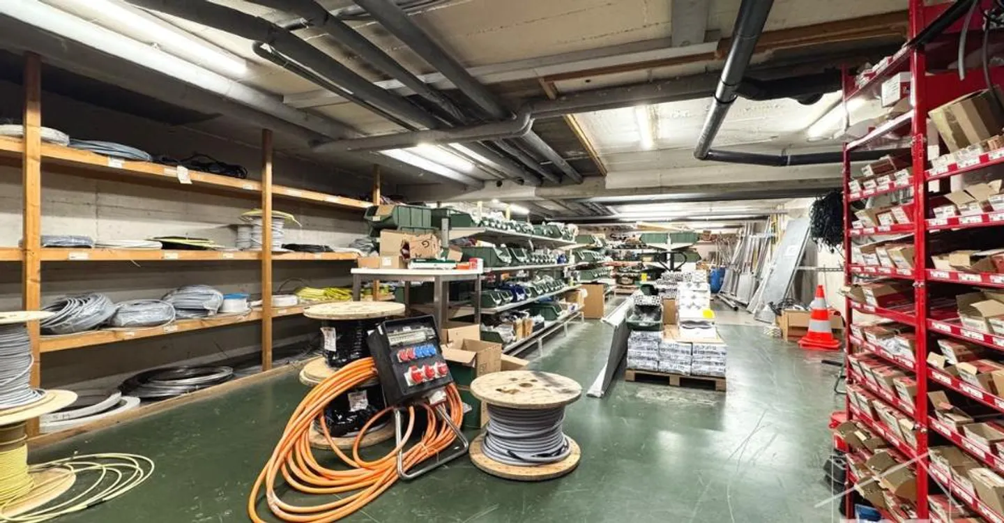 Beautiful showcase with large storage premises in the 1st basement accessible. - Photo 3 of 9