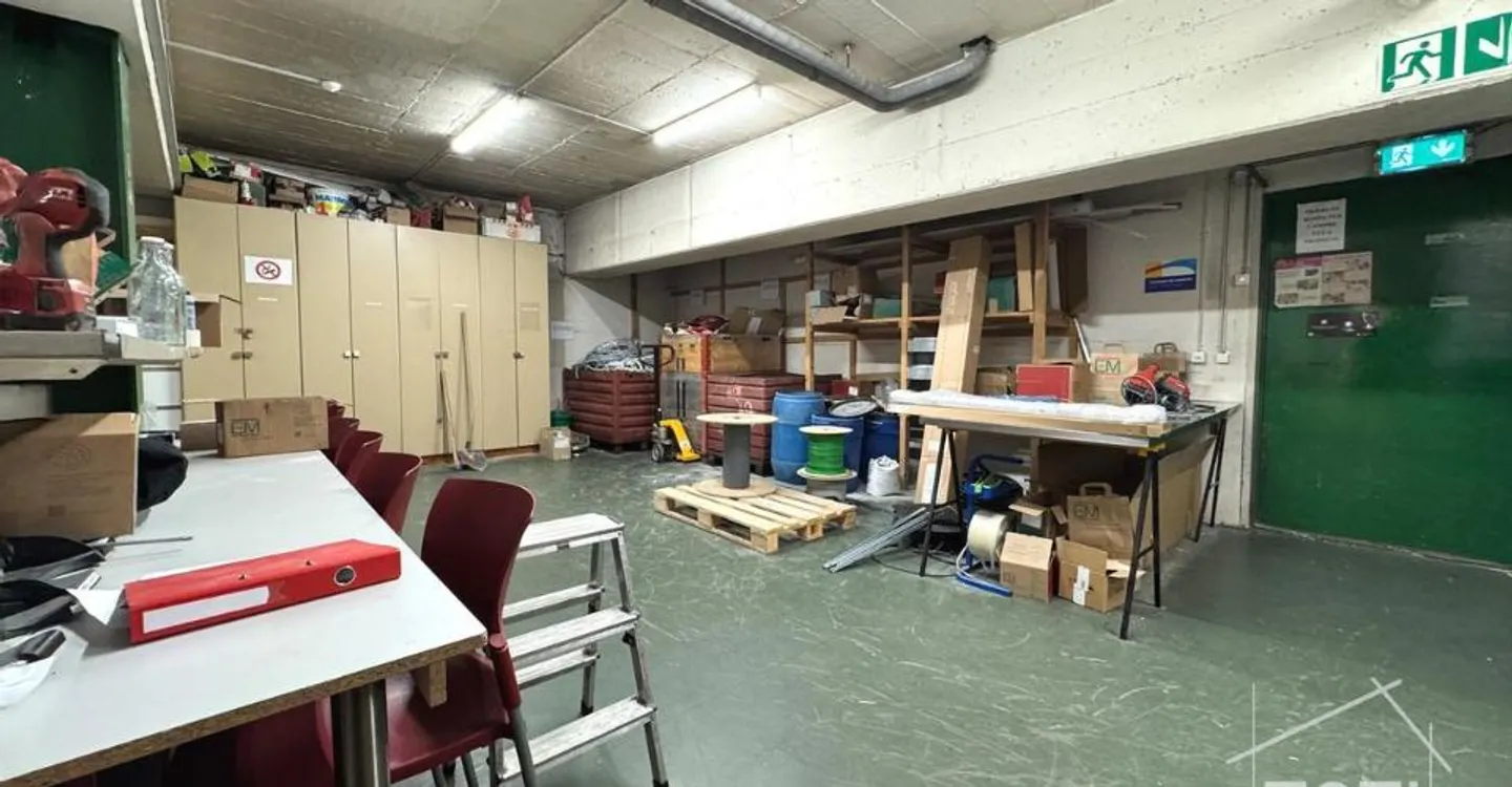 Beautiful showcase with large storage premises in the 1st basement accessible. - Photo 4 of 9