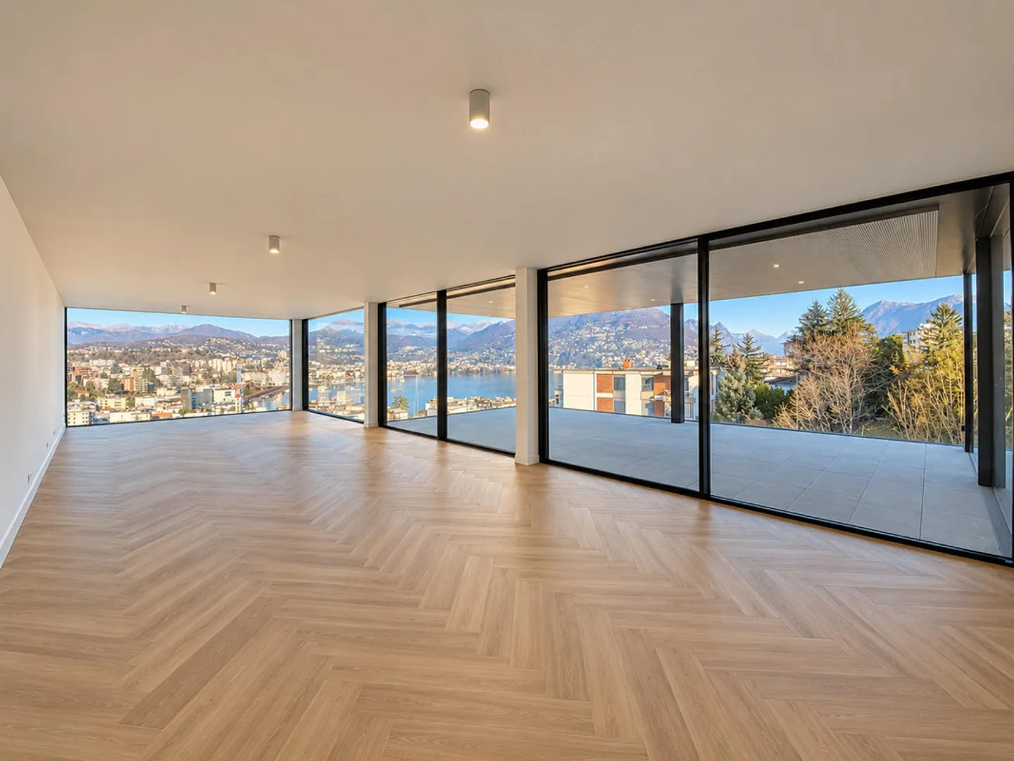 Exclusive penthouse with stunning lake view in Paradiso - Photo 1 of 12