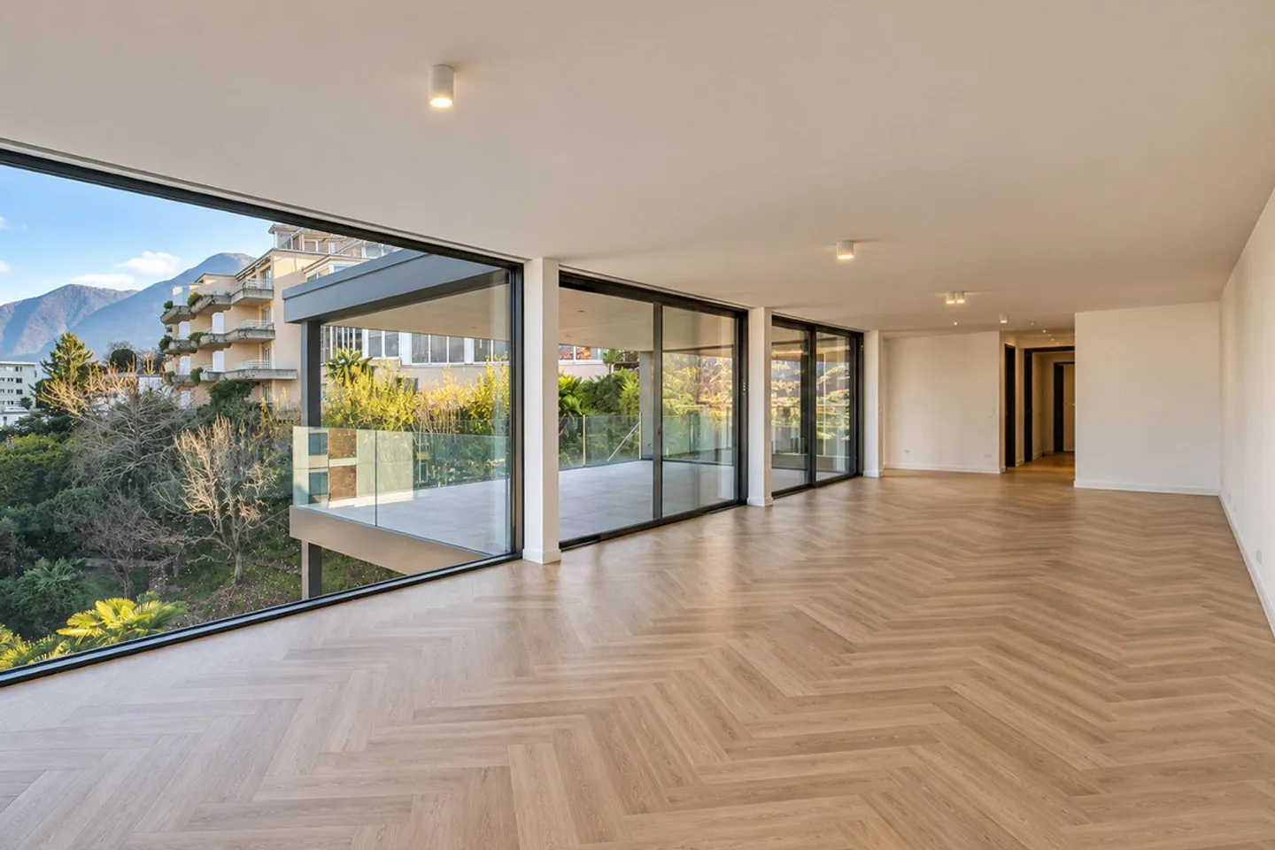 Exclusive penthouse with stunning lake view in Paradiso - Photo 2 of 12