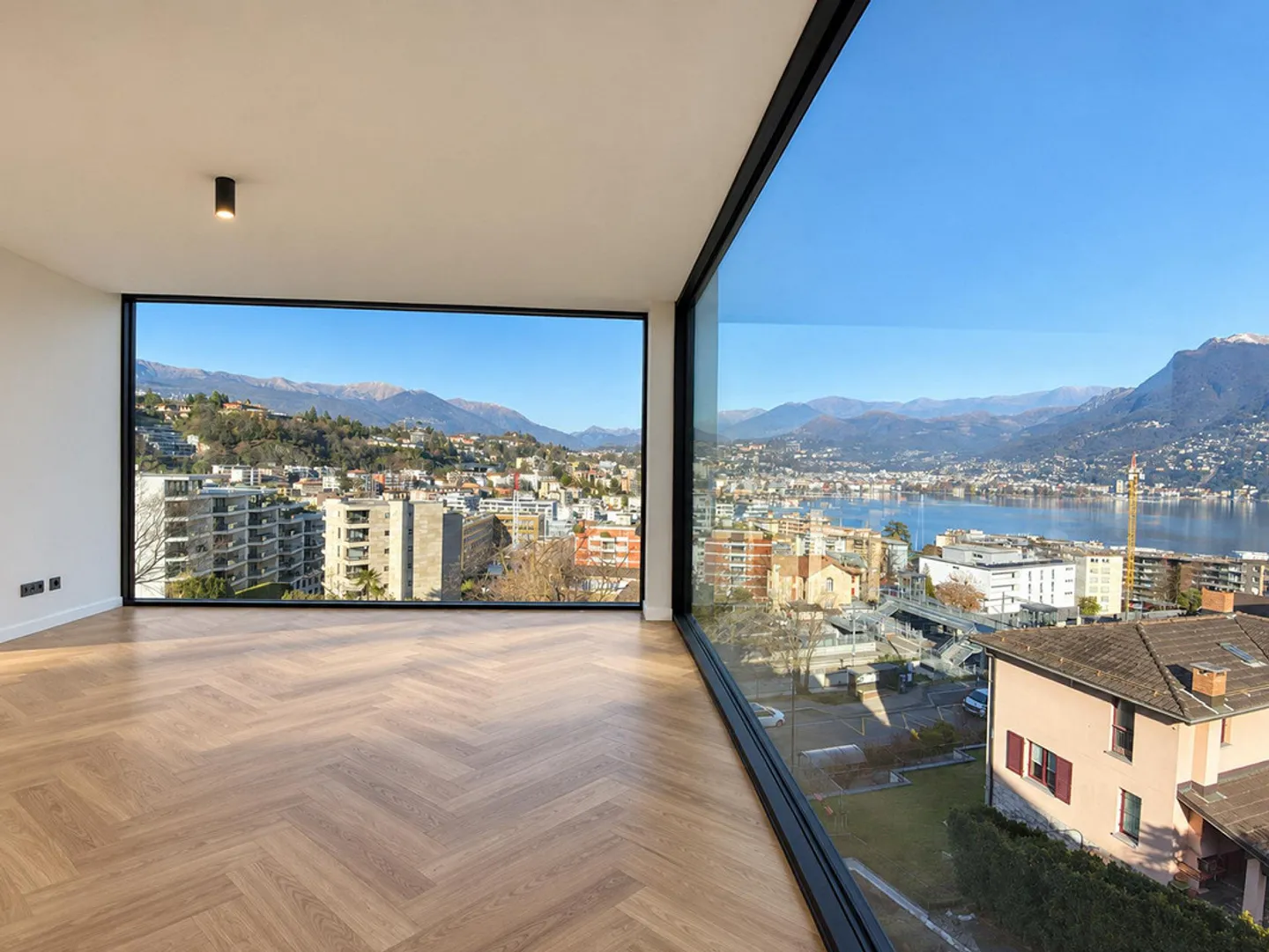Exclusive penthouse with stunning lake view in Paradiso - Photo 3 of 12
