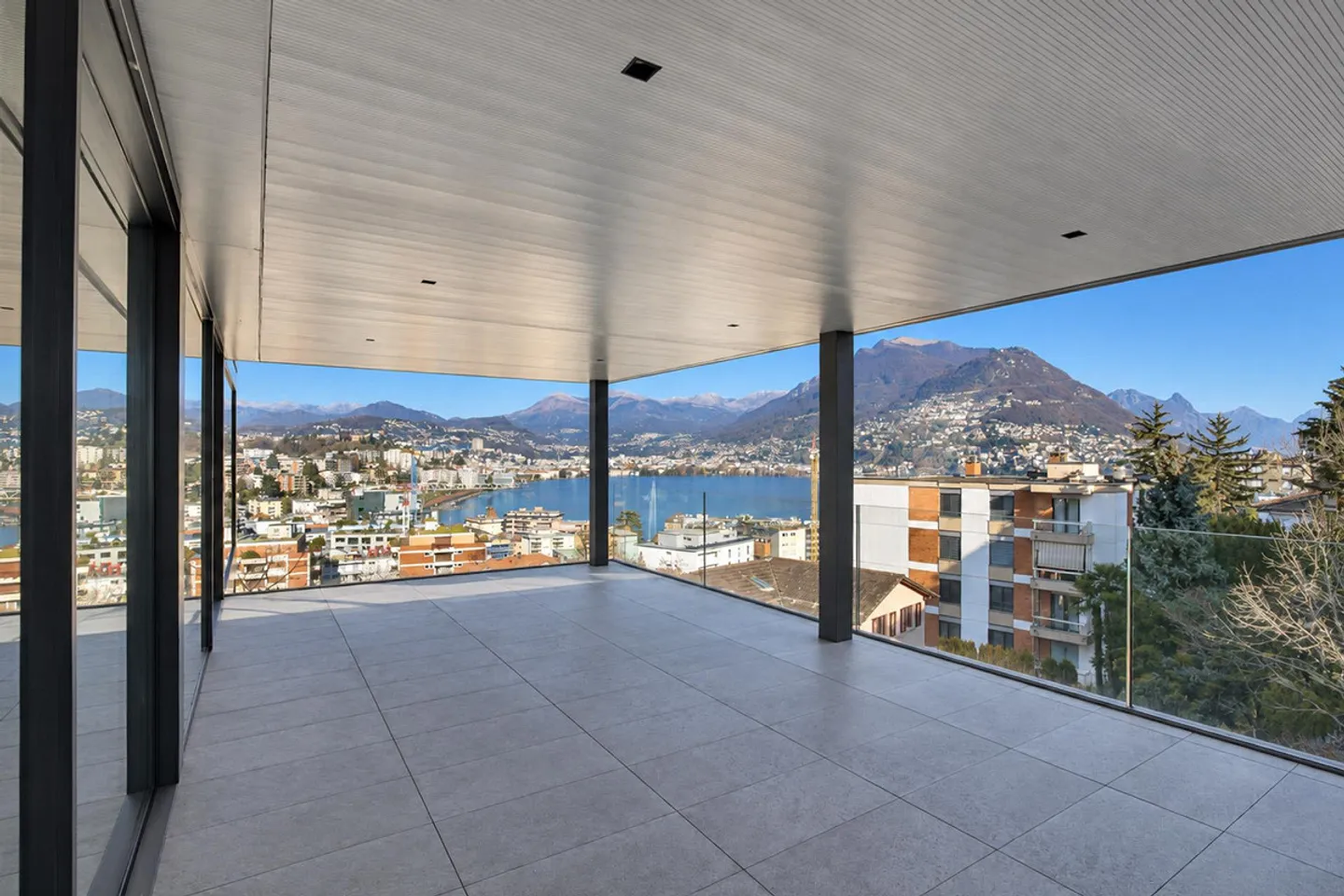 Exclusive penthouse with stunning lake view in Paradiso - Photo 9 of 12