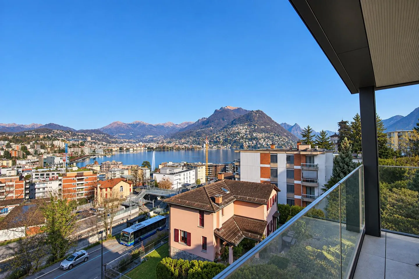 Exclusive penthouse with stunning lake view in Paradiso - Photo 10 of 12