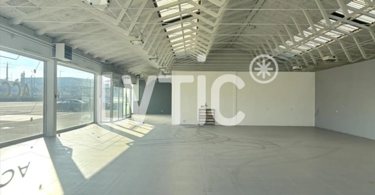 Showroom spacieux à Meyrin - Photo 1 sur 8