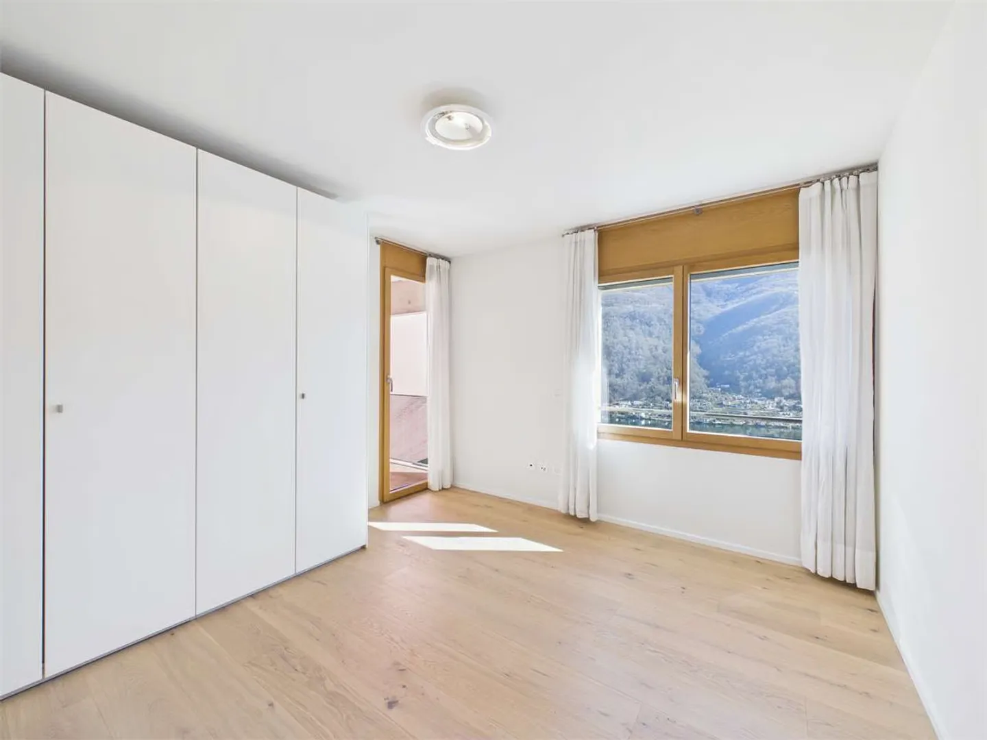 Maison lumineuse avec 5,5 pièces et vue sur le lac - Photo 12 sur 13