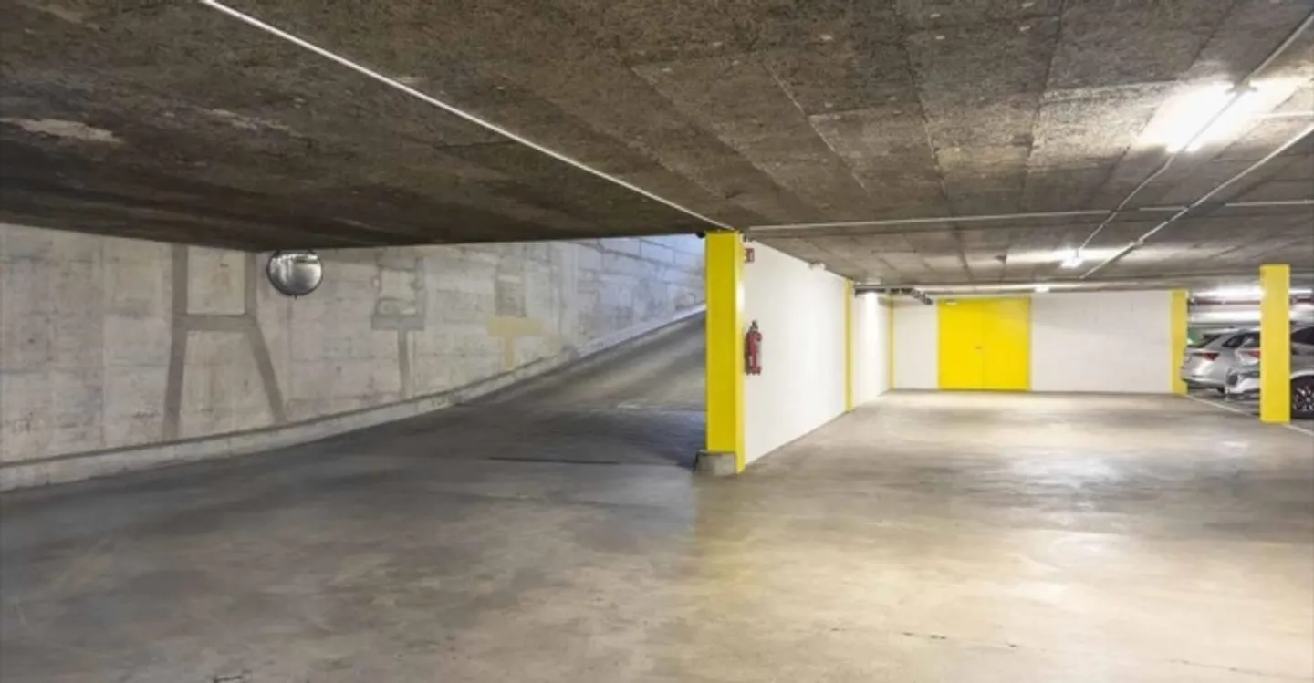 Mixed-use building for rent - Photo 3 of 9