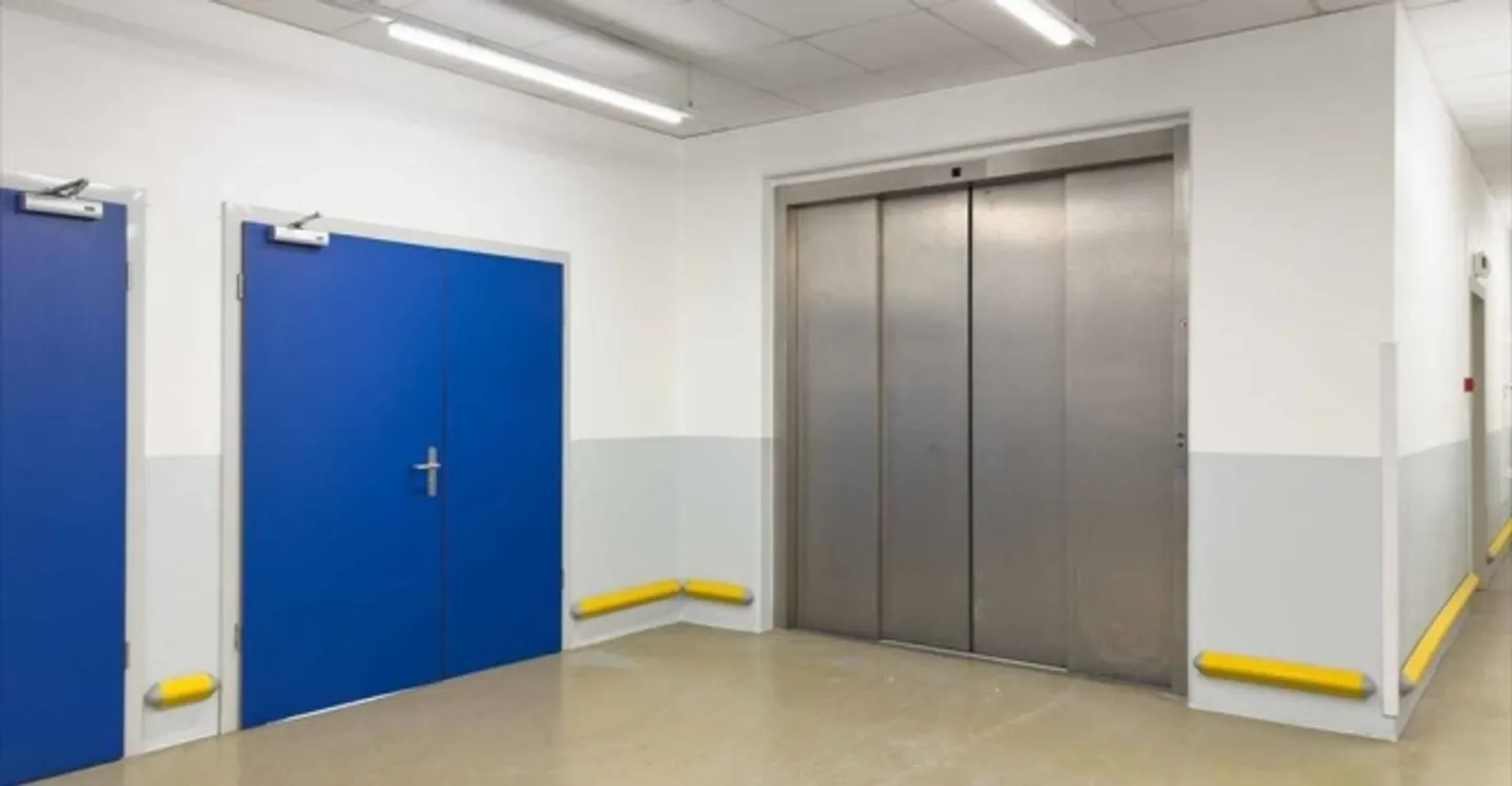 Mixed-use building for rent - Photo 4 of 9