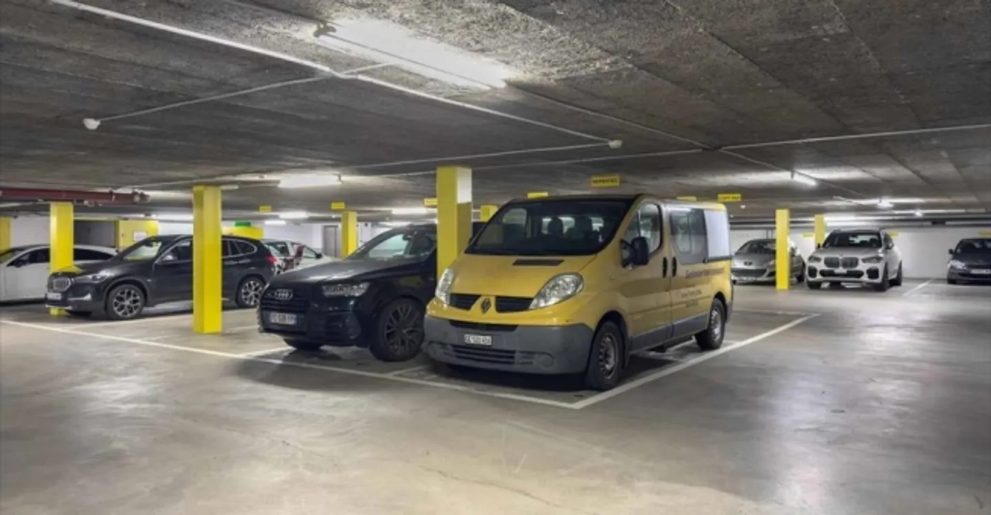 Mixed-use building for rent - Photo 8 of 9