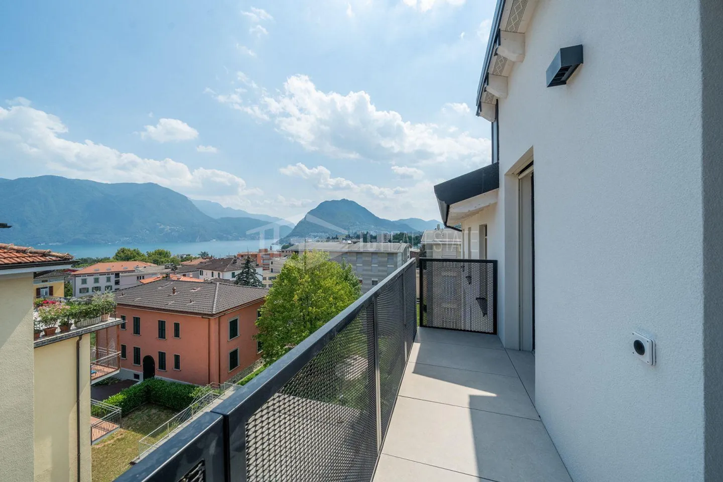 NEUE DACHGESCHOSSWOHNUNG MIT SEEBLICK - Foto 1 von 11