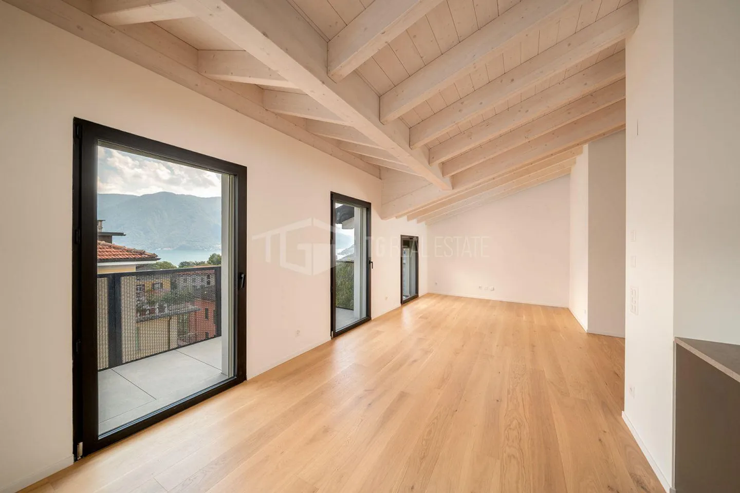 NEUE DACHGESCHOSSWOHNUNG MIT SEEBLICK - Foto 2 von 11