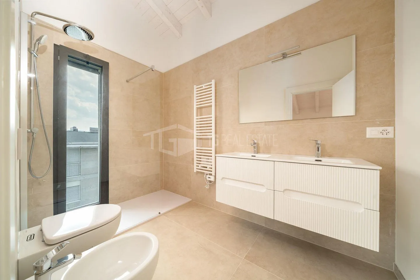 NEUE DACHGESCHOSSWOHNUNG MIT SEEBLICK - Foto 8 von 11