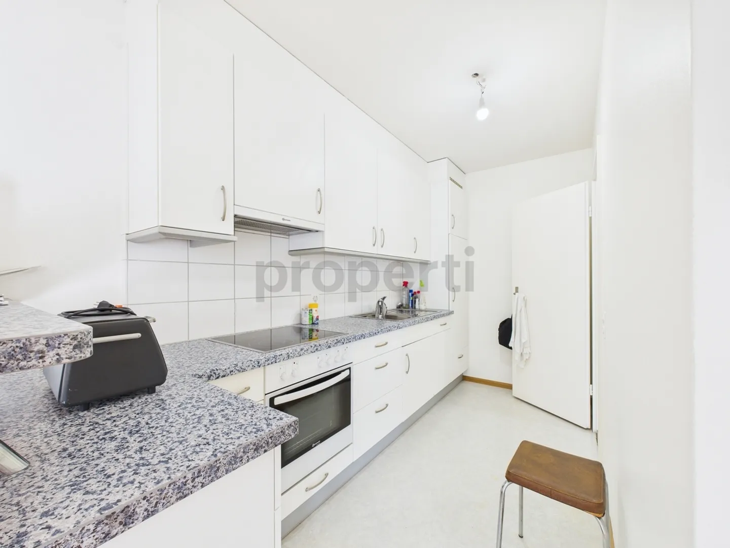 Bright 2.5-Room Apartment in Basel - Photo 2 of 8