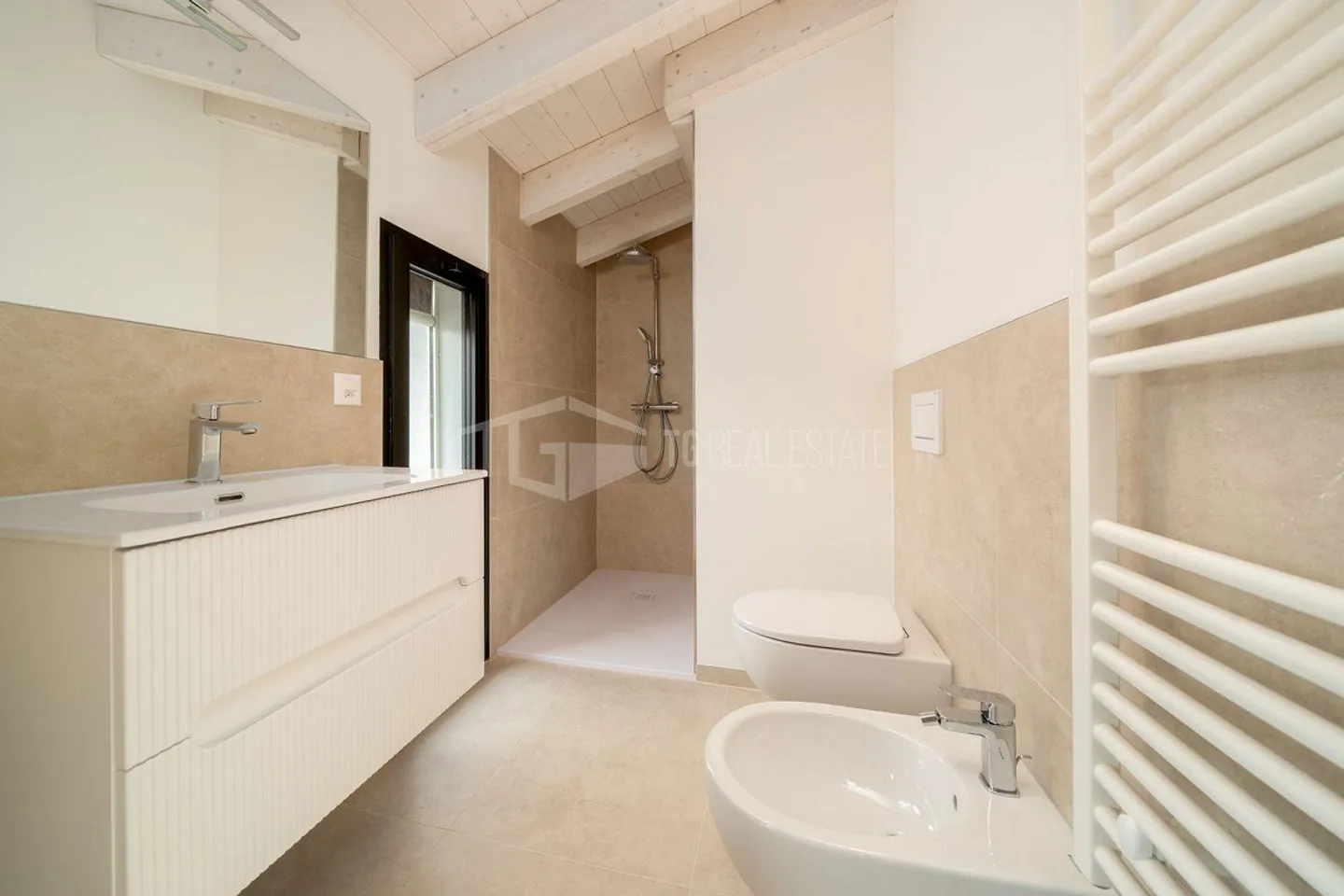 NEUE DACHGESCHOSSWOHNUNG MIT SEEBLICK - Foto 9 von 11
