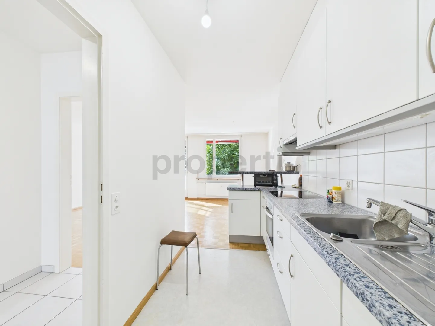 Bright 2.5-Room Apartment in Basel - Photo 4 of 8