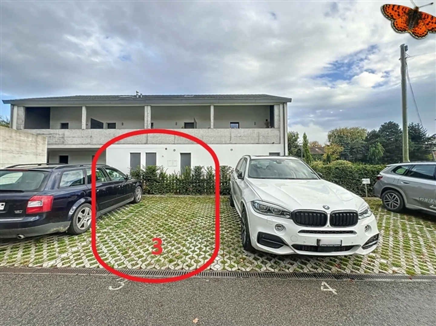 CHATONNAYE - Parking extérieur - Photo 2 sur 4