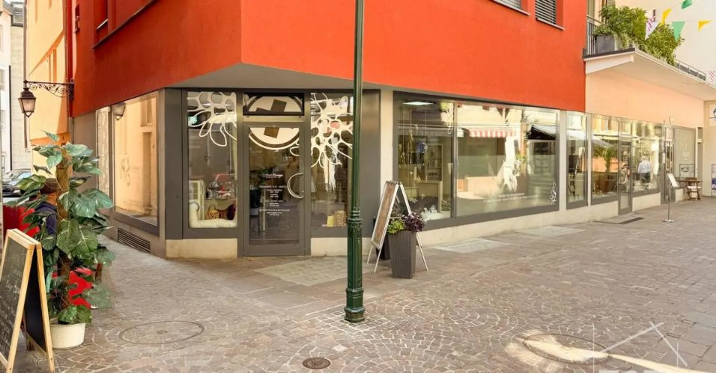 Aigle, rue du Bourg - rented commercial arcade of 70 m², corner with 2 display windows - investment - Photo 5 of 8