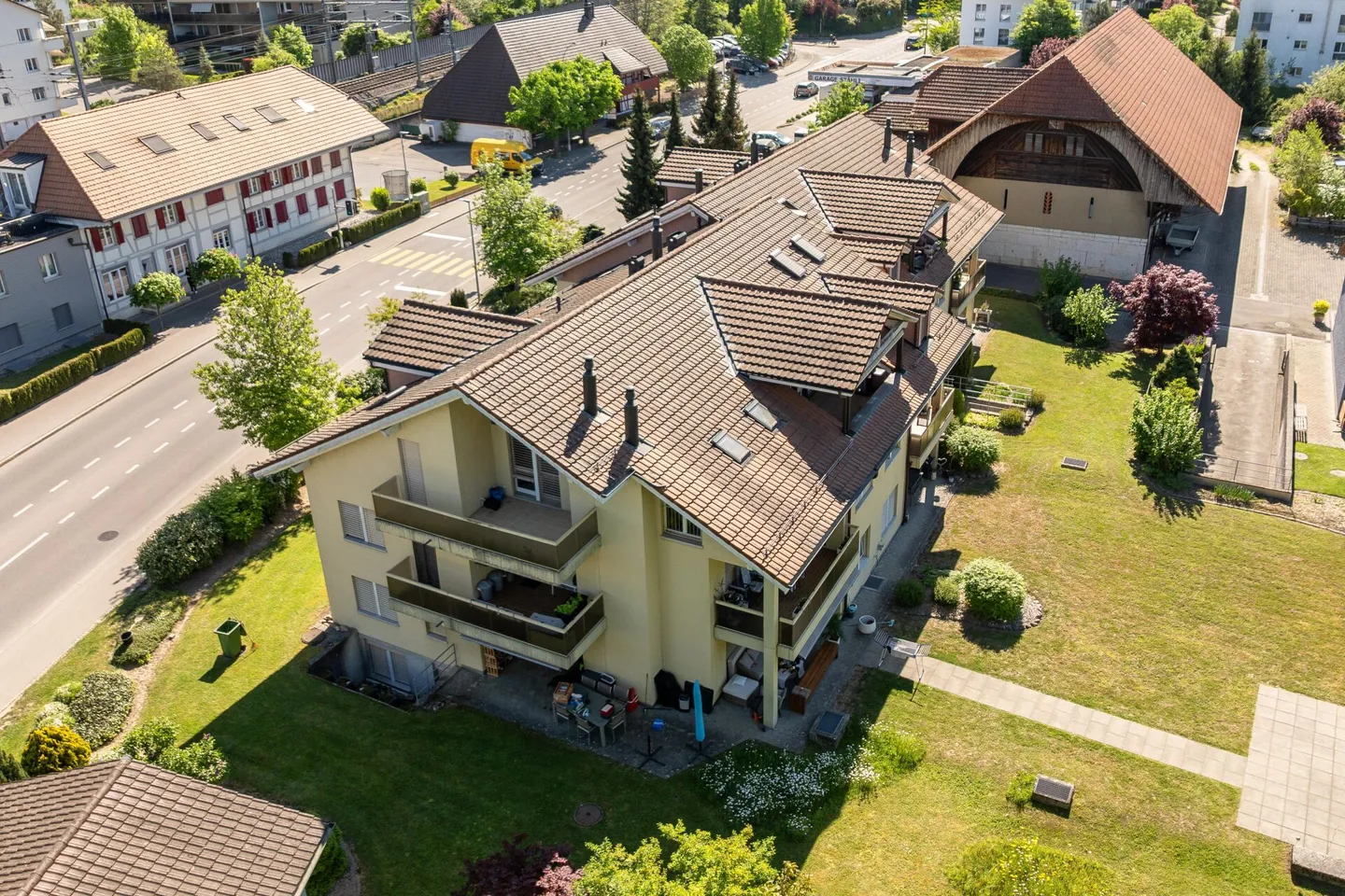 Appartement 5.5 pièces dans un charmant immeuble collectif directement sur le Lyssbach - Photo 3 sur 14