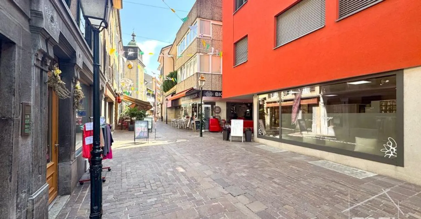 Aigle, rue du Bourg - rented commercial arcade of 70 m², corner with 2 display windows - investment - Photo 6 of 8