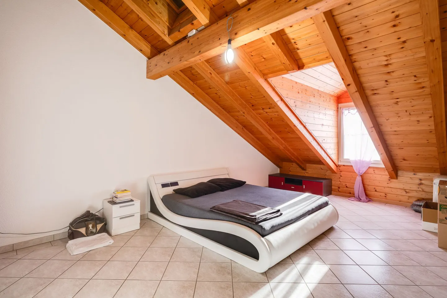 Appartement 5.5 pièces dans un charmant immeuble collectif directement sur le Lyssbach - Photo 9 sur 14