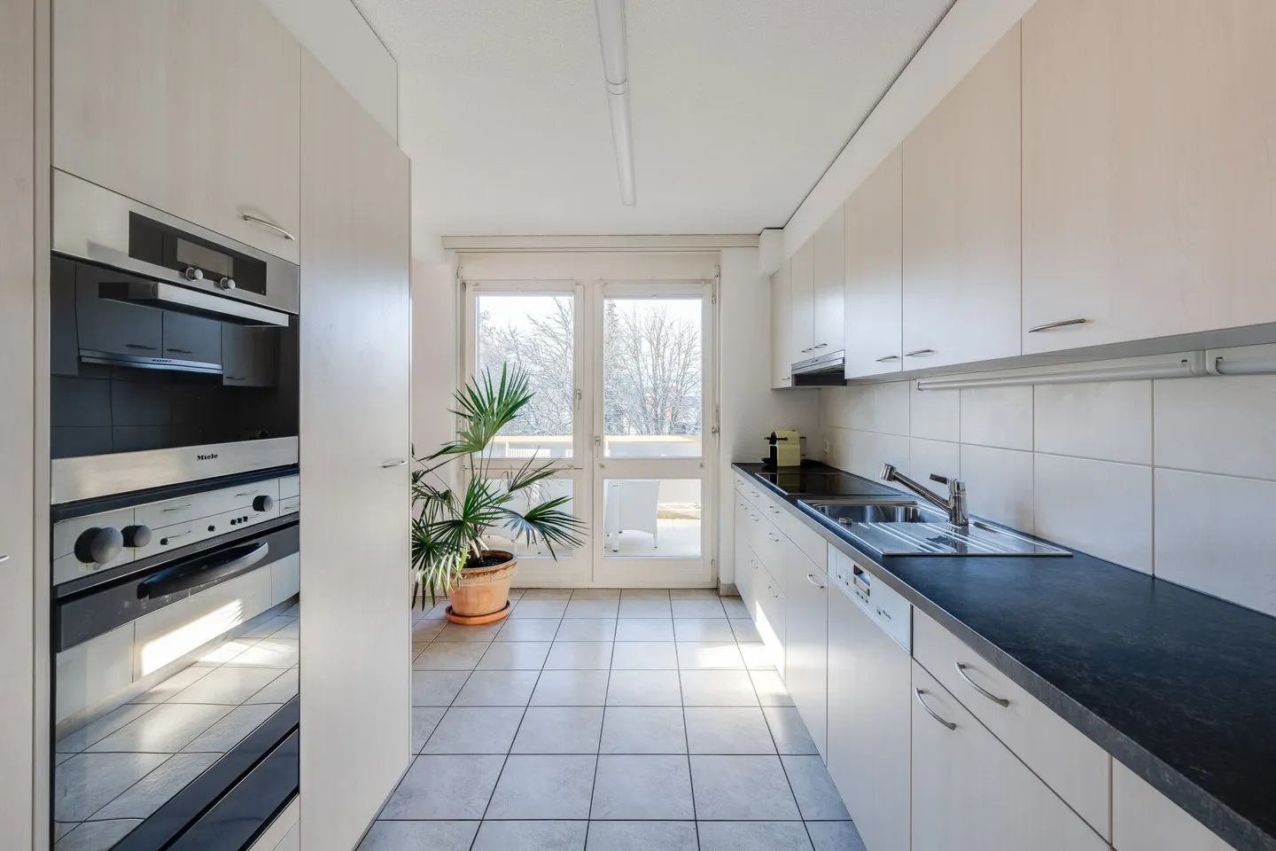 Appartement 5.5 pièces dans un charmant immeuble collectif directement sur le Lyssbach - Photo 12 sur 14