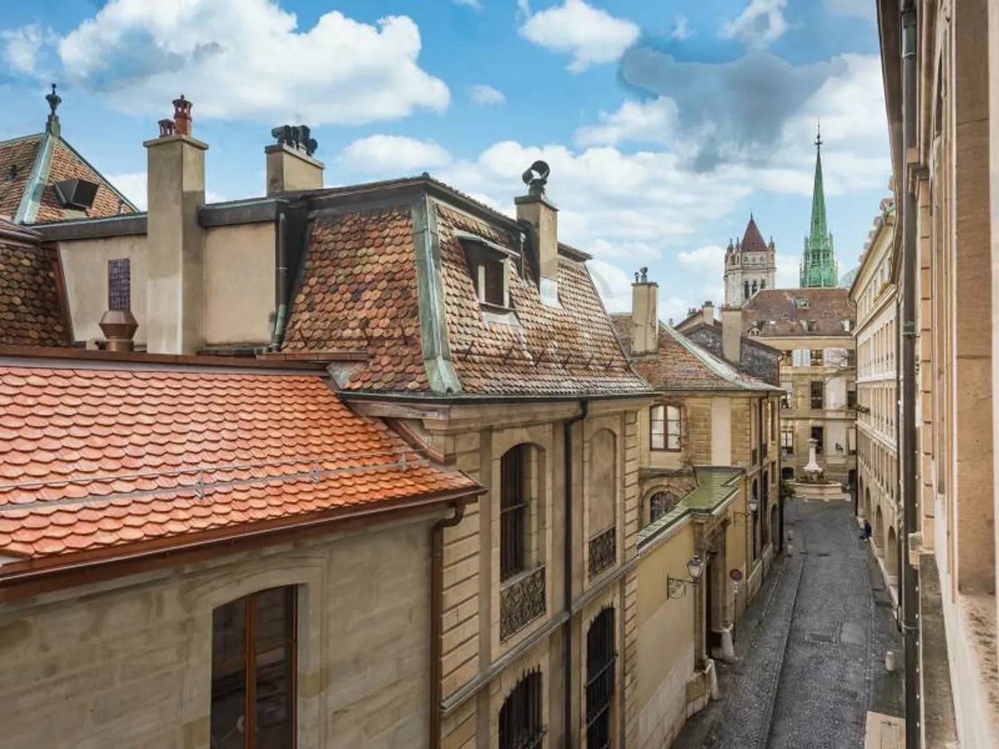 Charming apartment with 6 rooms in the heart of the old town - Photo 1 of 3