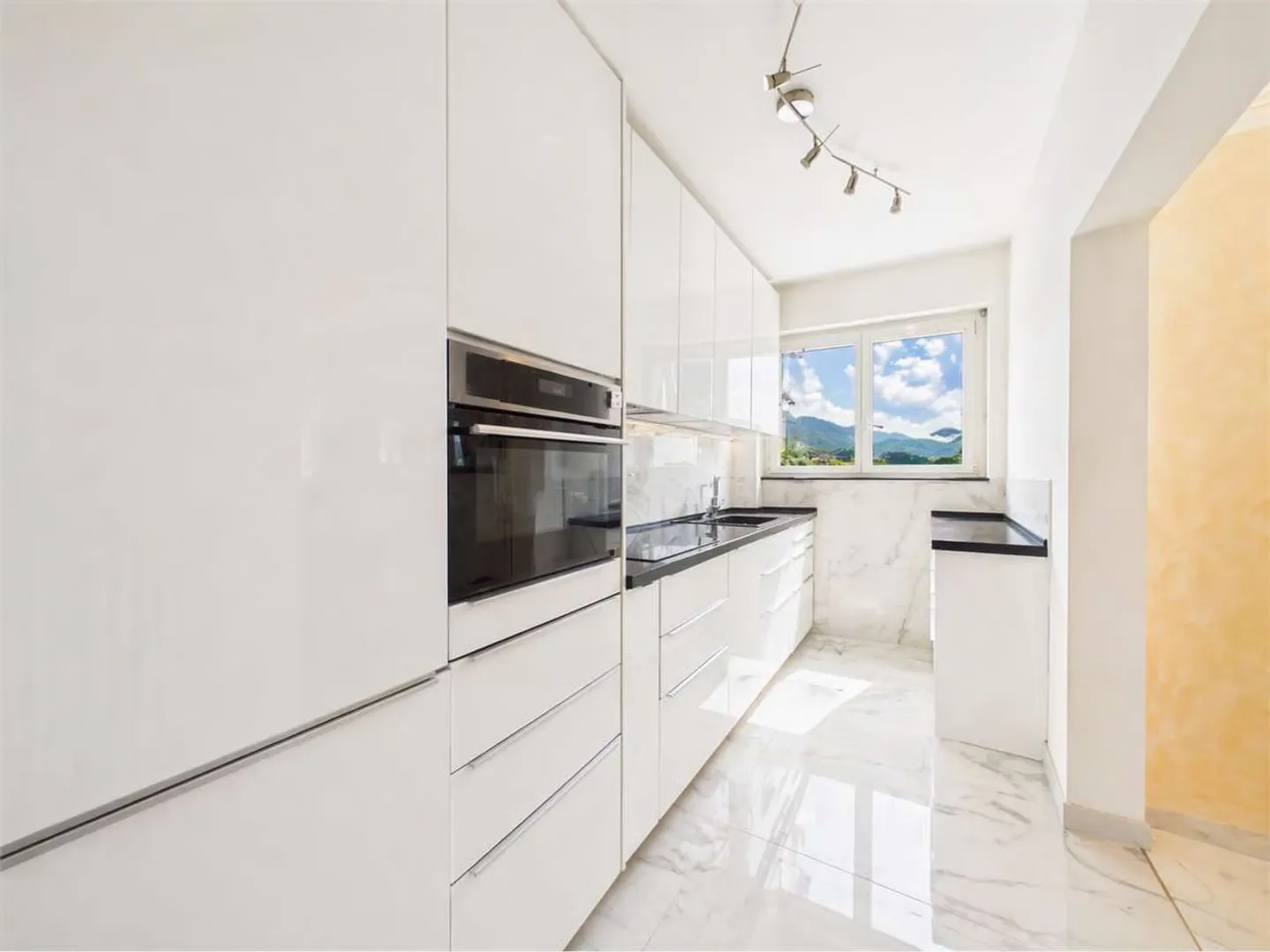 Spacious 4.5-room apartment in Balerna renovated - Photo 3 of 11