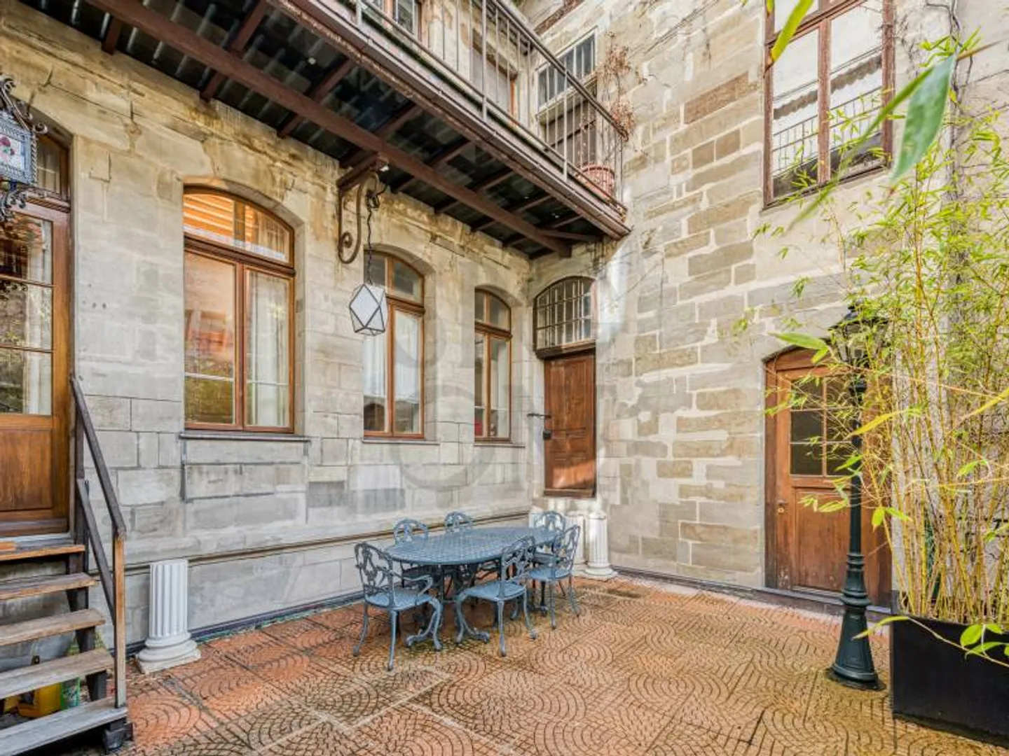 Charming apartment with 6 rooms in the heart of the old town - Photo 2 of 3