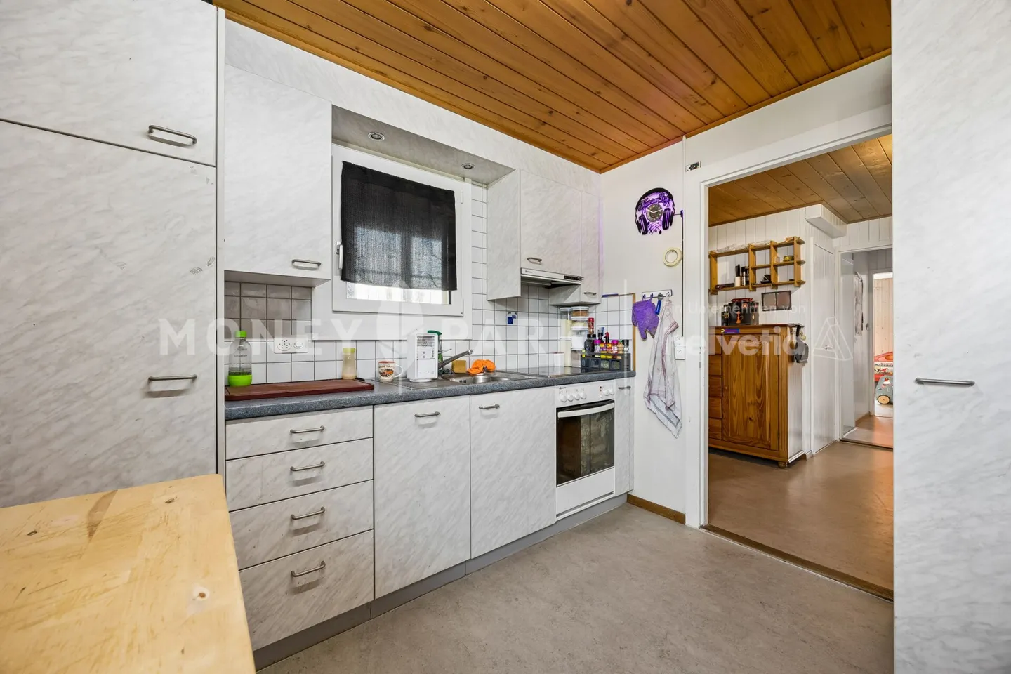 Detached and well-maintained property with two residential units - Photo 3 of 8