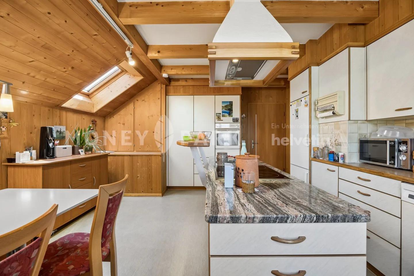 Detached and well-maintained property with two residential units - Photo 5 of 8
