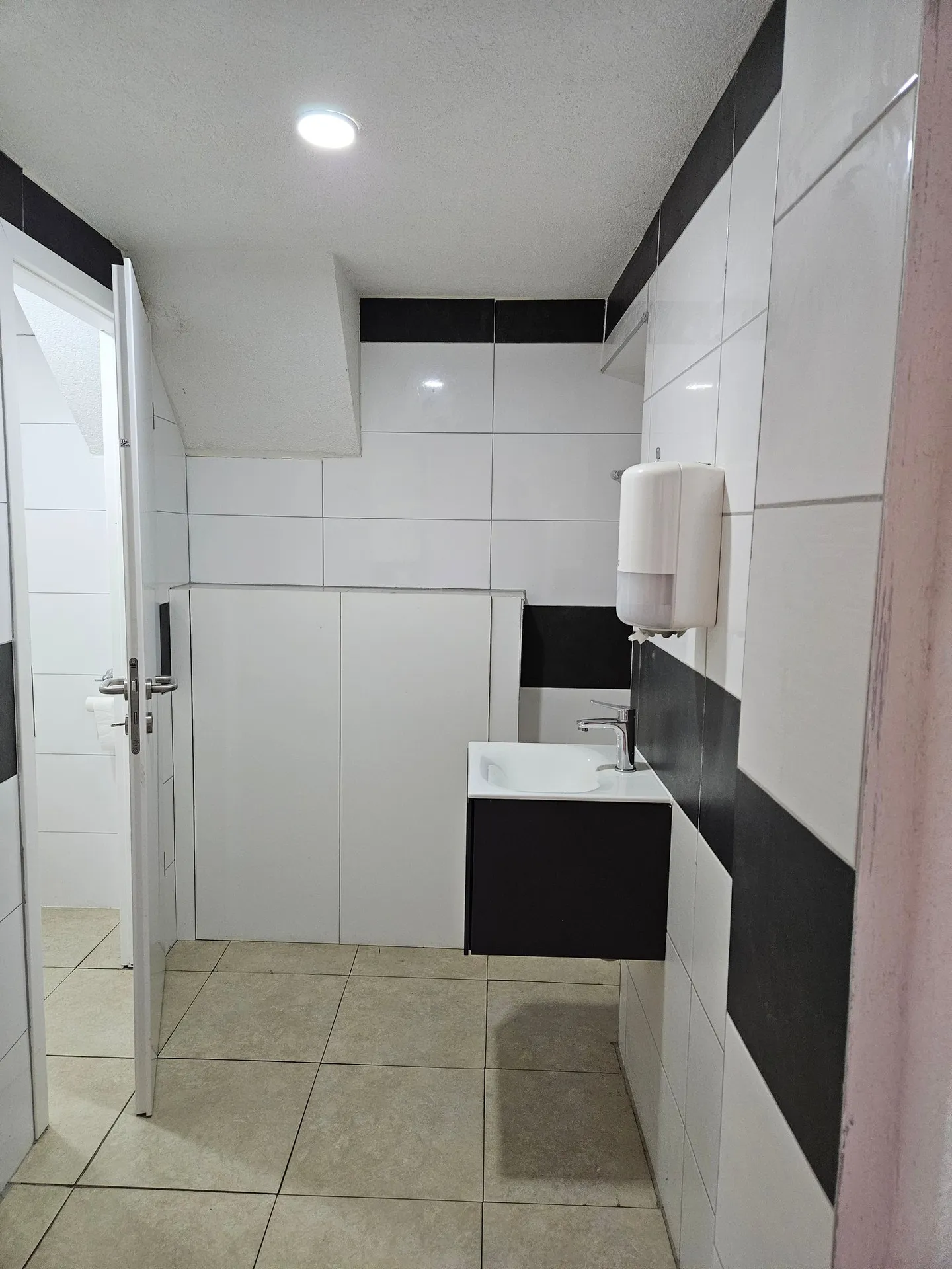 Sales Area (Take Away) - Photo 7 of 7