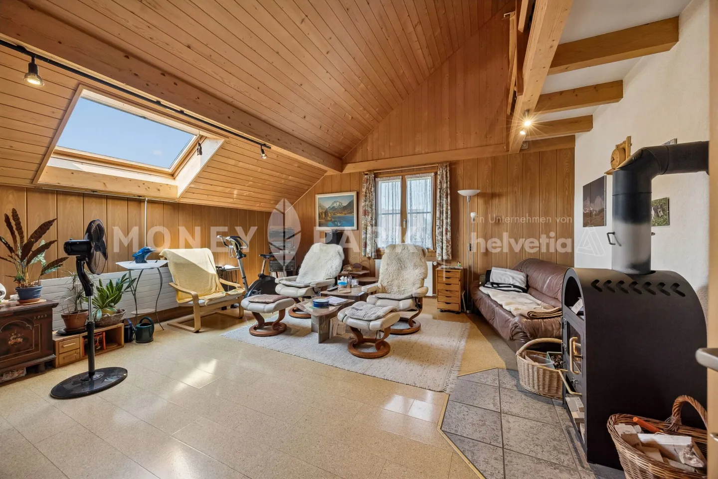 Detached and well-maintained property with two residential units - Photo 7 of 8