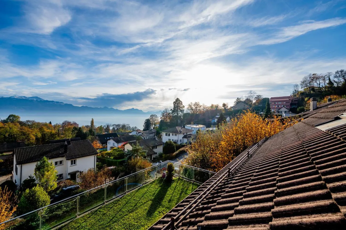 Schöne 6,5-Zimmer-Villa mit Blick auf den See und die Alpen - Foto 1 von 8