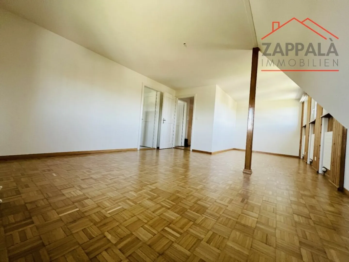 Una casa piena di luce, vista e possibilità - Vivere su due livelli con galleria - Foto 3 di 16