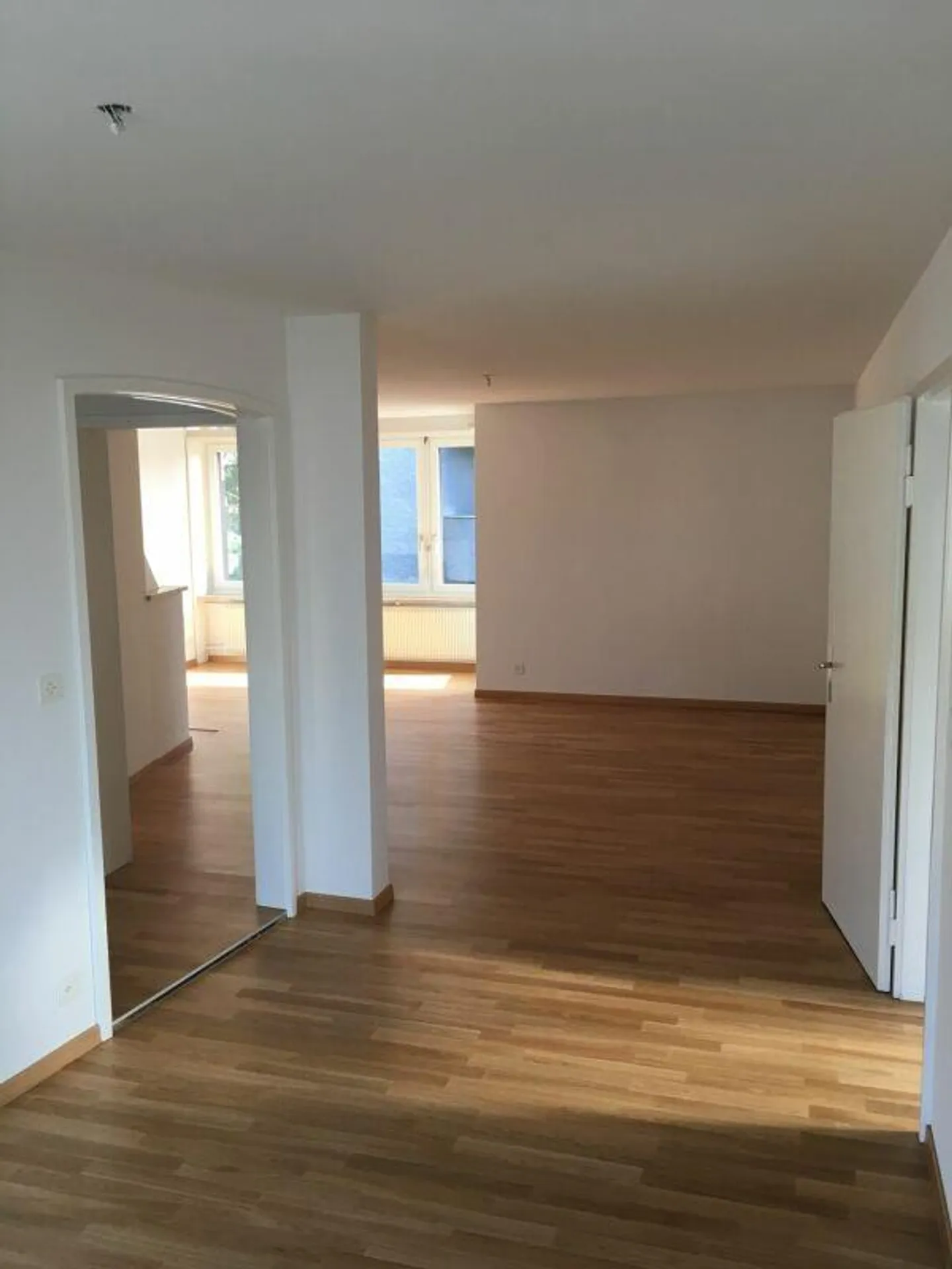 Befristete 4-Zimmer-Wohnung (zuoberst mit Lift) mit Balkon in Küsnacht - Foto 2 di 7