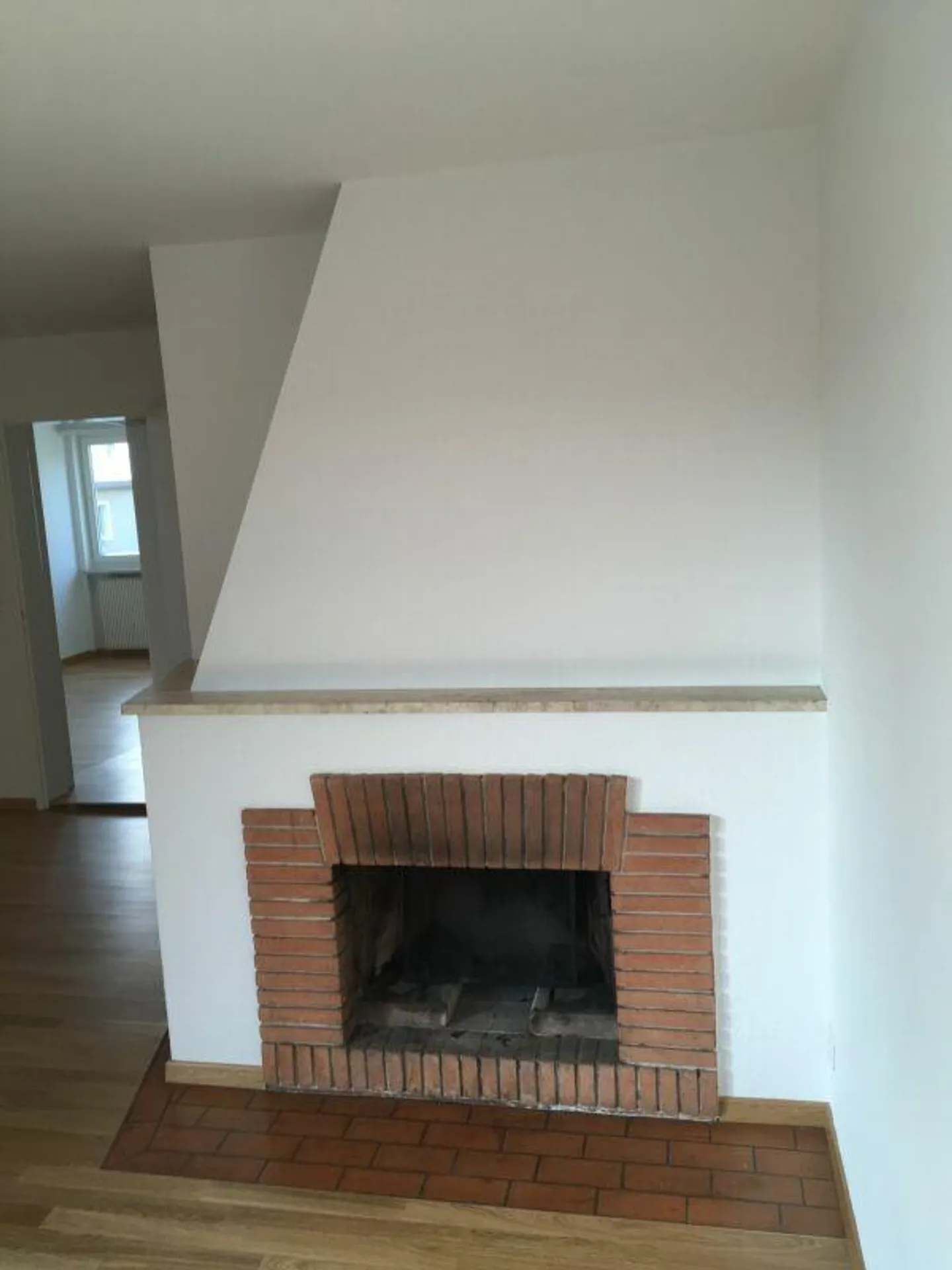 Befristete 4-Zimmer-Wohnung (zuoberst mit Lift) mit Balkon in Küsnacht - Foto 3 di 7