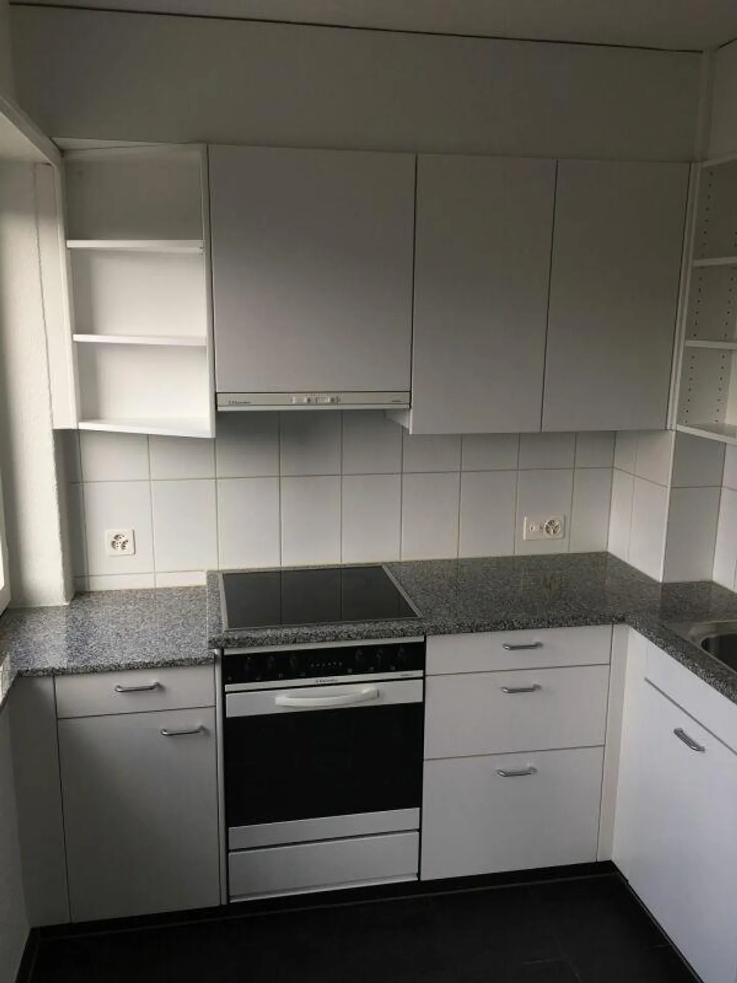 Befristete 4-Zimmer-Wohnung (zuoberst mit Lift) mit Balkon in Küsnacht - Foto 4 di 7